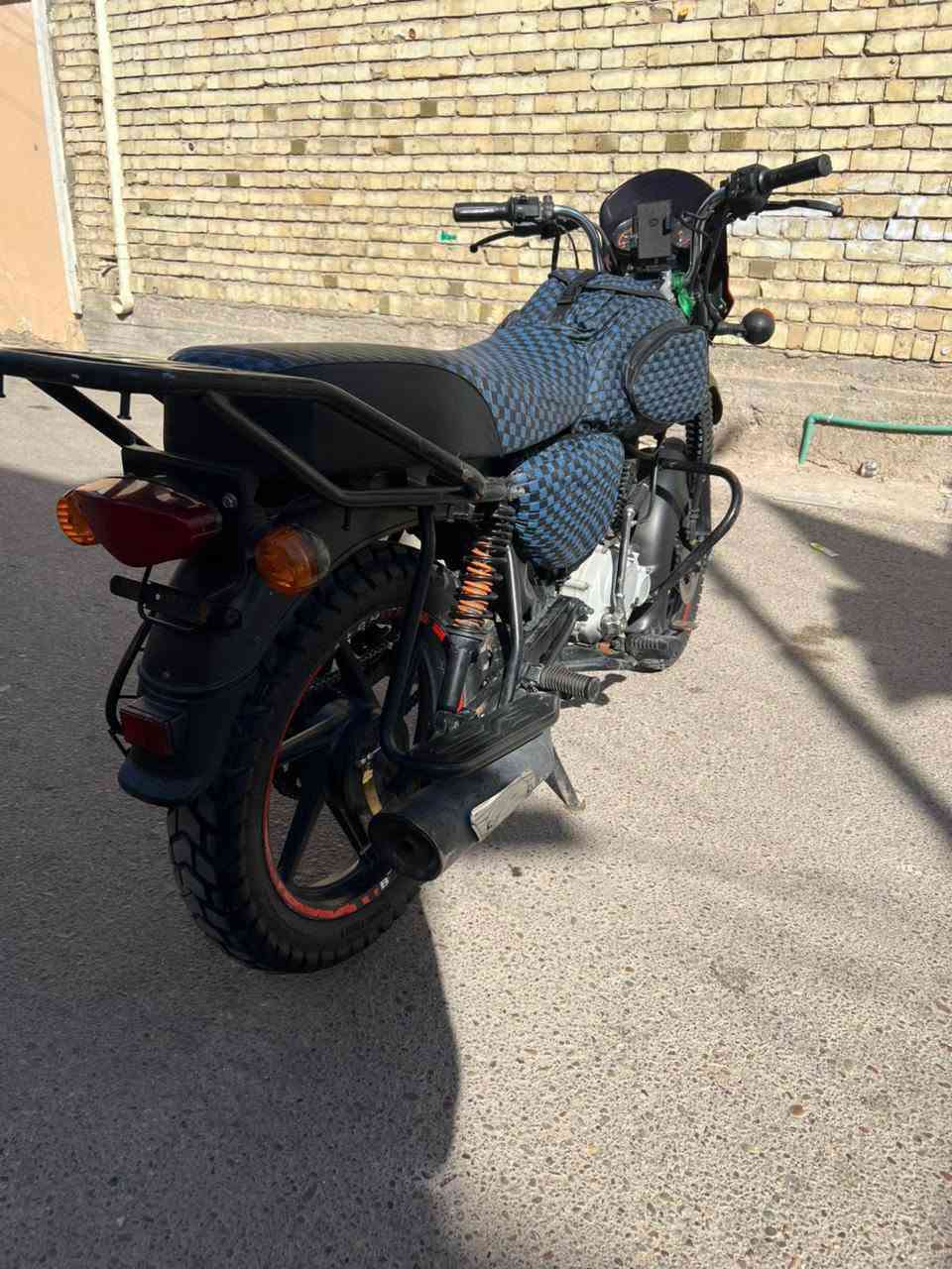 السلام عليكم شباب دراجه بوكسر 2021 شهر 12 مرقمه تحويل ثاني يوم دراجه كله كامله وجديده تايرات جدد كهربائيات مكفول 
مكينه نضيفه بس نقصه قبق باتري موجود هم بس لاستيكه يراد عنوان مدينه الصدر بغداد ‏‪***********‬‏
