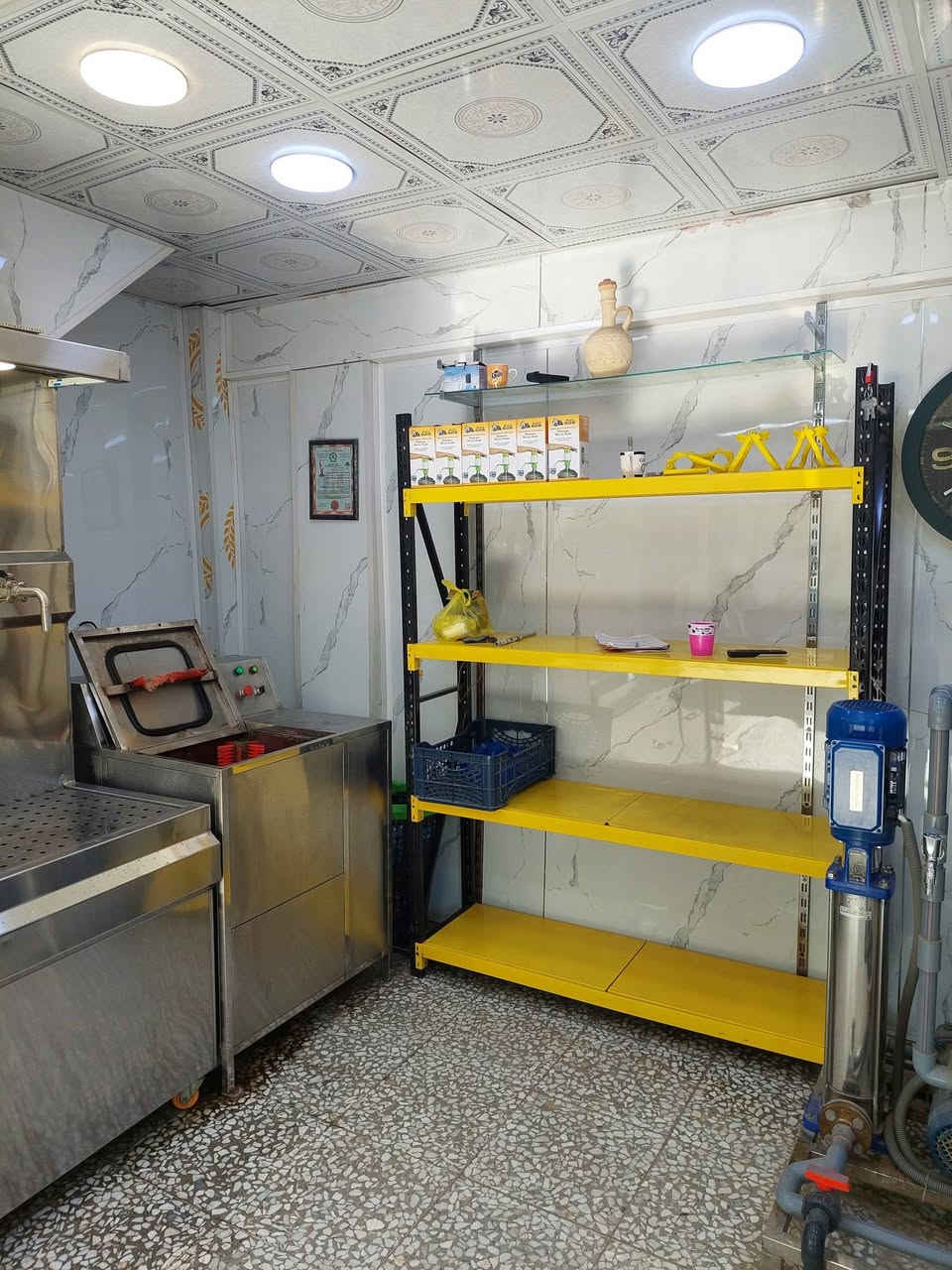 السلام عليكم 
محطة للبيع تصفي ٢٠٠٠ لتر بالساعه 
تحتوي ع تانكيات عدد ٢ سل ستيل ٢٠٠٠ لتر الواحد 
ميز ترس سل ستيل 
غساله دبات 
جهاز بخار 
تانكيات الخابط عدد ٢ الواحد ٥٠٠٠٠ لتر 
ماطورات ترس عدد ثنين الكبار 
رفوف دبات عدد ٢ الثقيل 
شاشه بلازمه 
اخوان المنضومه كلش جديده الله شاهد وكلشي شغال مناقصهه شي تجي كبل تفتح وتشتغل 
ملاحضه مابيع مفردات ابيع كلهه شلع 
السعر ع الوات ساب ***********
