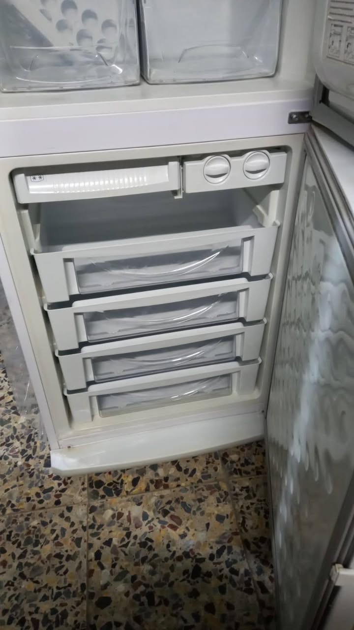 ثلاجة مجمدة براد معمل ثلج تحكم خارجي
العنوان الشعب  ***********
