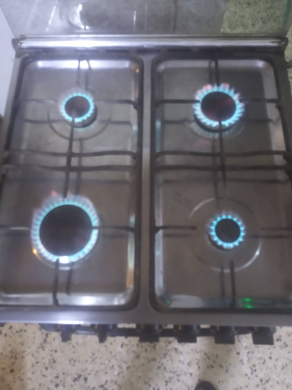 طباخ مصري كامل مع منظم صوندا وكاونتر قطعه واحده مابيهم اضرار مكاني سيديه ***********
