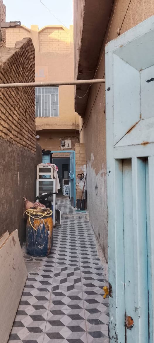 بيت خلفي للبيع خلف مدرسة الناصريه قرب سوق سيد سعد المساحه 155 طاااابقييين 5دقايق عن الحبوبي الطابق الارضي غرفه وصاله وستقبال وحمامات داخليه وخارجيه ومطبخ  ولطابق الاول 3 غرف وحمام يصلح للسكن ومخزن للجمله للأستفسااار ***********
