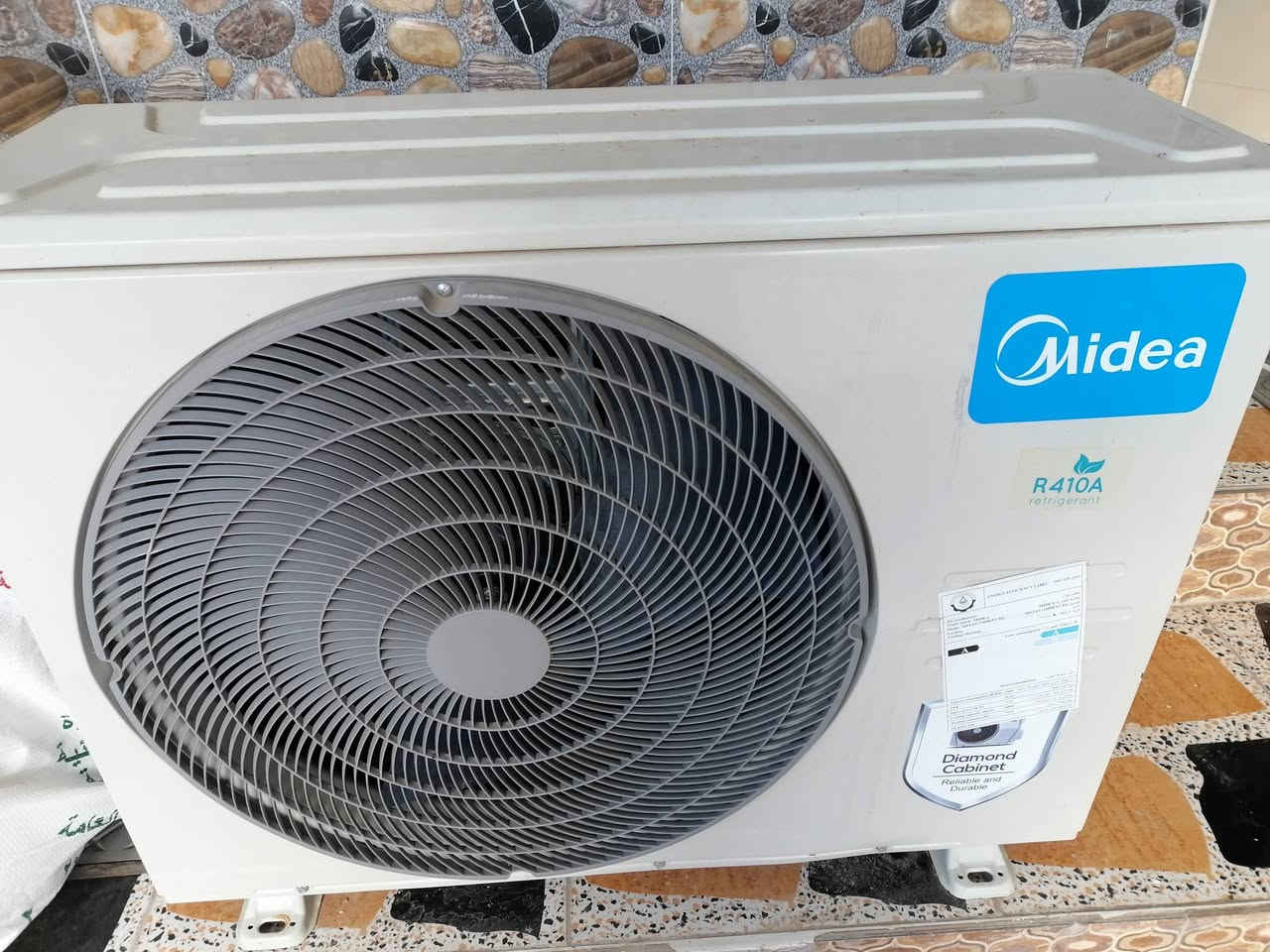 سبلت ٢ طن سنة وحدة مشتغل تبريد وتدفة ماشاء الله سعر ٥٠٠ مكان رمادي ***********
