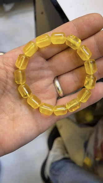 سلام عليكم كهرب بولوني حر طبيعي سبحه خشنه كصه كويتيه خامه سوبر مغيمه حلوه عدد الحبات 78خرزه وزن 58 غرام مطلعه من عده خرزتين بكركوشه ومسوي 15 حبه سوار السعر 300 الفمكاني بغداد الاعظميه ***********
