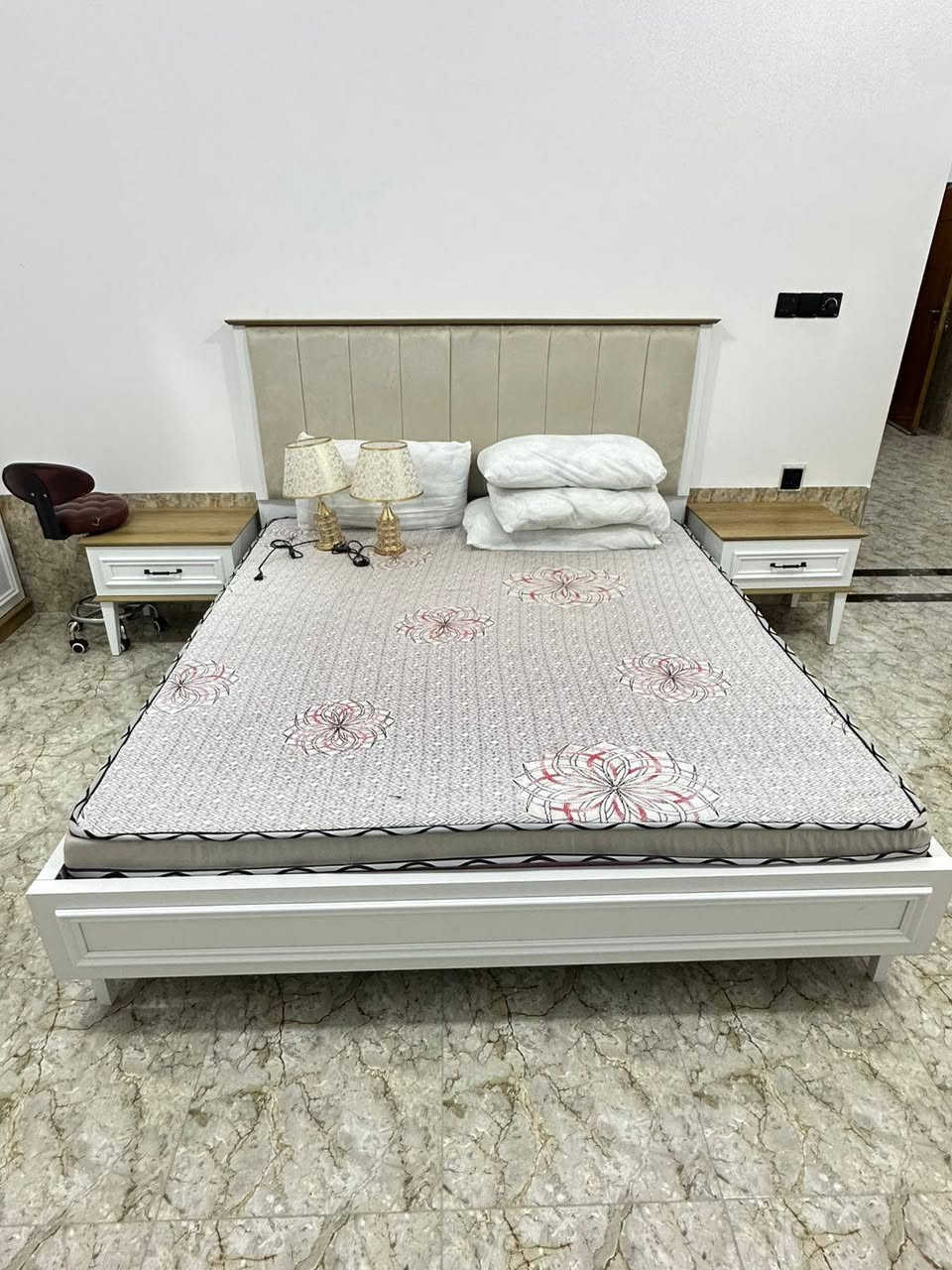 غرفة نوم تركي ٩ قطع اخت الجديدة رايدهة مليون و٦٠٠ ماخذيهة مليونين و٨٠٠ واي ضرر او خدش ما بيهة مكاني الاعضمية ***********
