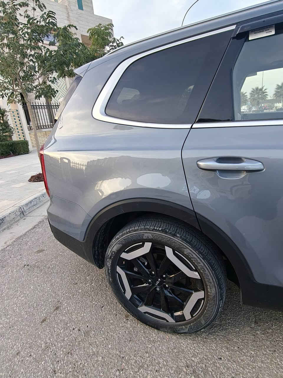 كيا تلورايد موديل 2024 
ماشيه 2200 mi
كراسي جلد داخل اسود منفصل 
جام اوتو 
شحن واير ليس
بصمه 
5 وضعيات قياده
كراسي تدفه
 ايرباك 2
توقف ذاتي 
تشغيل عن بعد 
اشاير بالمري 
ويل كروم 20
رادار خلفي وجانبي 
وامامي 
محرك 3800
تبديل جوملغ فقط 
تو ويل
سنويه جديده باسمي نجف كتاب شهداء 
مكان السياره كربلاء 
كير محرك مكفول 
كراسي كهرباء 
تواصل ***********
