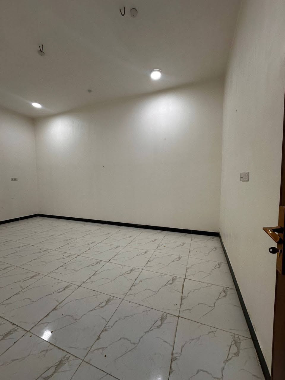 الايجار الايجار  
مشتمل يتكون من غرفتين +صاله + مطبخ + صيحات+ بناء جديد 2026
طابق اول درج خارجي 
يقع في القبله مقابل تقاطع زيتون 
الايجار 400نهايته
الاستفسار اكثر اتصل على رقم ***********متواجد واتساب
