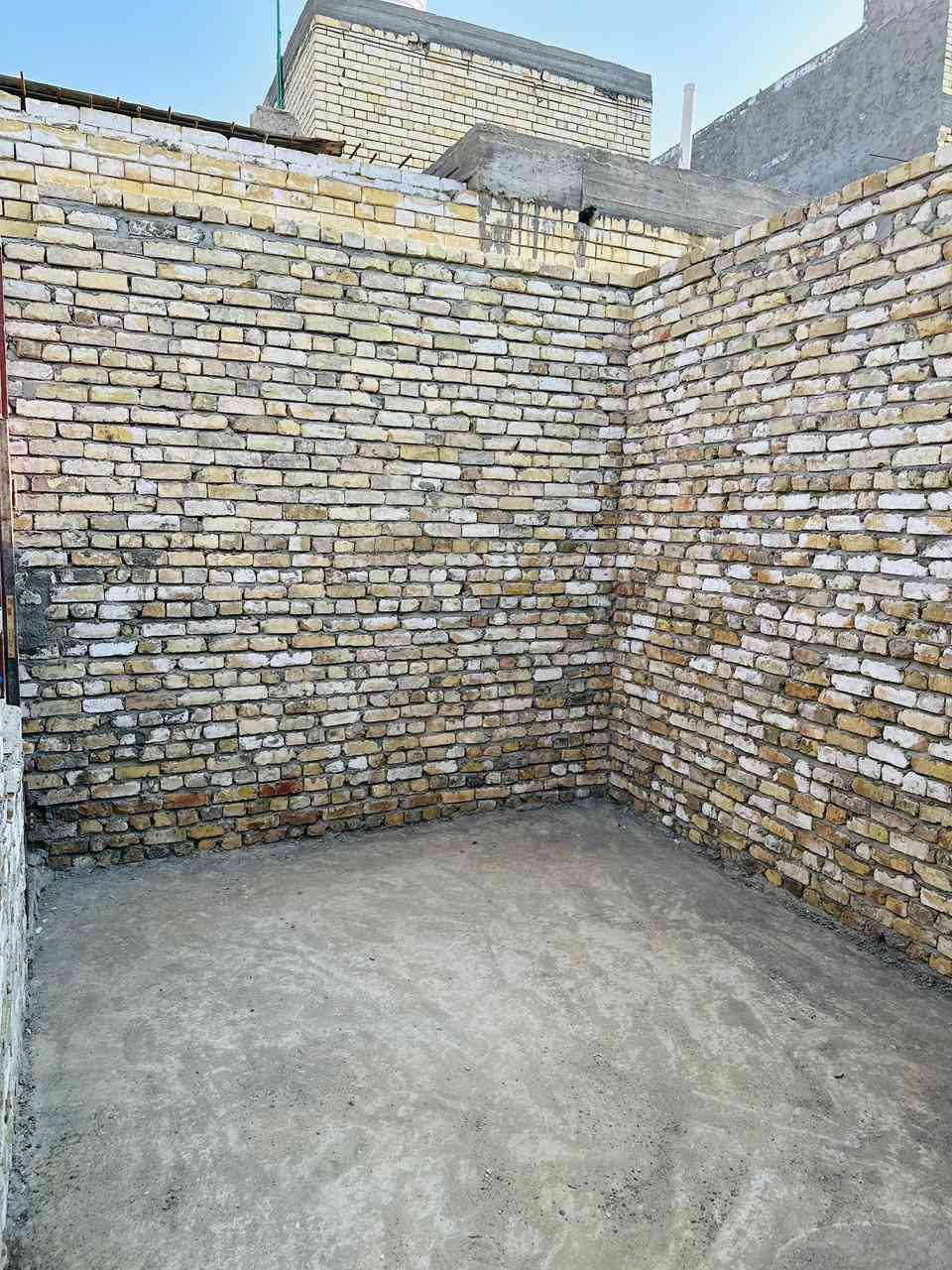 السلام عليكم بيت للبيع في منطقة سبع قصور شرع ابو علي لمساحه 100لواجه6وربع نزال 16يحتوي علا ستقبال+غرفت نوم+صاله ومطبخ ستفسار مكتب الباشا للعقار رقم *********** شارع مقرنص وكفت لخدمات
