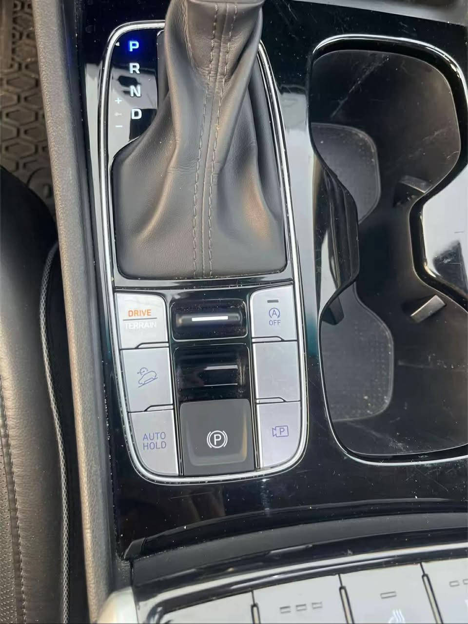 توسان 24 وارد ماشي 5الاف
فول عدا الفتحه محرك 2500 فور ويل 
كفاله من اصبغ والتبديل بدون رقم 
سعر مناسب 175
***********
