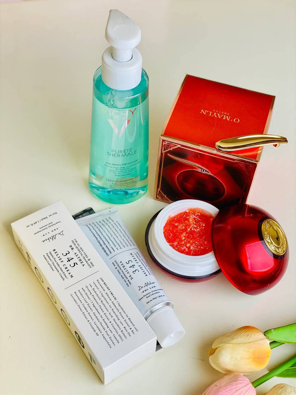 ❤️ عرض العناية الكامل ❤️
ترطيب وتفتيح وإزالة التصبغات والبقع الداكنة والكلف والنمش 
يتكون من 👇💯💯

✨ 1 — غسول فيتشي Vichy Pureté Thermale
غسول طبي لطيف يناسب كل أنواع البشرة، خصوصًا البشرة الحساسة والمختلطة.

✨ 2 — كريم 345 Dr. Althea
كريم ترطيب وعلاج بتركيبة طبية خفيفة وسريعة الامتصاص.

✨ 3 — كريم التنين (O’Melin Dragon Blood Cream)
كريم مشهور لتفتيح وتنعيم البشرة وتوحيد اللون.


**إذا كنت صاحب هذا الإعلان وتريد حذفه لأي سبب، رجاءا أرسل رسالة إلى الدعم الفني**