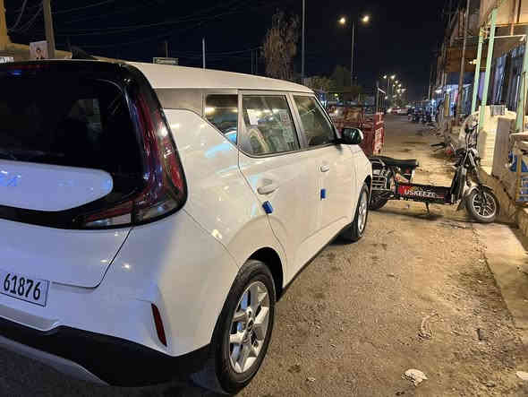 للبيع سيارة كيا سول موديل 2023 وارد أمريكا.
السيارة كانت تعرضت لضرر، تم تبديل الجاملغ بالكامل، والبنيد مصبوغ صبغ نظيف، والعمل كله تم بطريقة محترفة والسيارة جاهزة للاستعمال وما بها أي مشاكل.

مواصفات السيارة:
 • الموديل: 2023
 • وارد: أمريكي
 • الحالة الفنية: ممتازة
 • نوع الضرر: جاملغ مبدّل + بنيد مصبوغ
 • الكيلومترات: (72كم)
 • اللون: (ابيض)
 • المواصفات: شاشة، كاميرا، سنسرات، بلوتوث، USB، مكيف بارد، نظام توفير وقود ()

السيارة ماشية بنعومة، لا تحتاج أي مصاريف، وفحصها على العين قبل الشراء. مناسبة للاستخدام العائلي واليومي.

السعر المطلوب: (160بيهامجال بصيط)

الموقع: (الانبار هيت)

للتواصل: (***********
