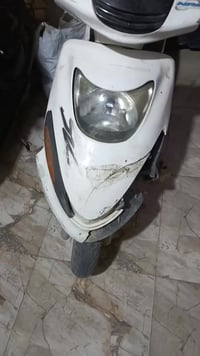 دراجه فراشه لبيع نضيفه مابيه شي شغاله بس الدانكي مال البانزين وسخ الاس...