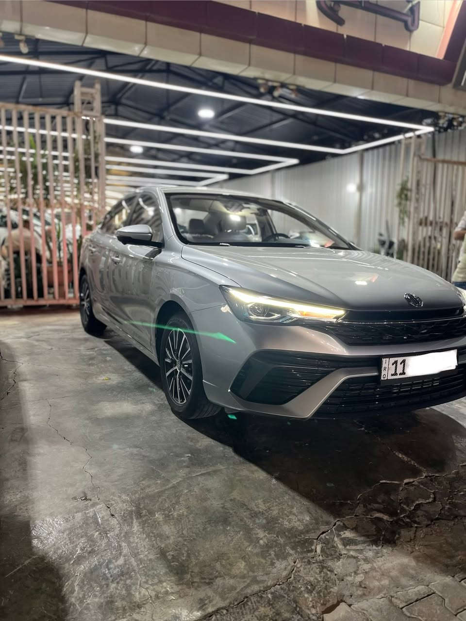 🚗 السلام علكيم للبيع او المراوس حسب القناعه
mg 5 motor ضمان صيانه تبديلات الدهن مجاني بانزين 
رقم السيارة بغداد 
  🛣️  المسافة المقطوعة      - 4000   الف كلم فقط 
------------------------------------------------------------ 
✅ المواصفات:   
✅ الموديل: 2025
✅ الحالة: كفاله عامه من كلشي سياره بحالة الزيرو 
🔹 قطعتين تبريد
🔷وضعيات القياده Dirve mod 
🔷 هند بريك بصمه
🔷 فتحه سقف 
🔷 داخل جلد لون ابيض 
🔷 داخل خمس كامرات 
🔷 شاشه وسطيه تدعم car play
🔷 مثبت سرعه
🔷 كراسي كهرباء 2
🔷جامه سايق AUTO 
🔷كراسي تدفئه
🔷 باقي المواصفات معروفة 
السيارة اعلى مواصفات MG فول الفوول 5 كامرات 
📍 السيارة متوفرة في بغداد - الكريعات 
📞 للأستفسار الاتصال على الرقم 
***********
