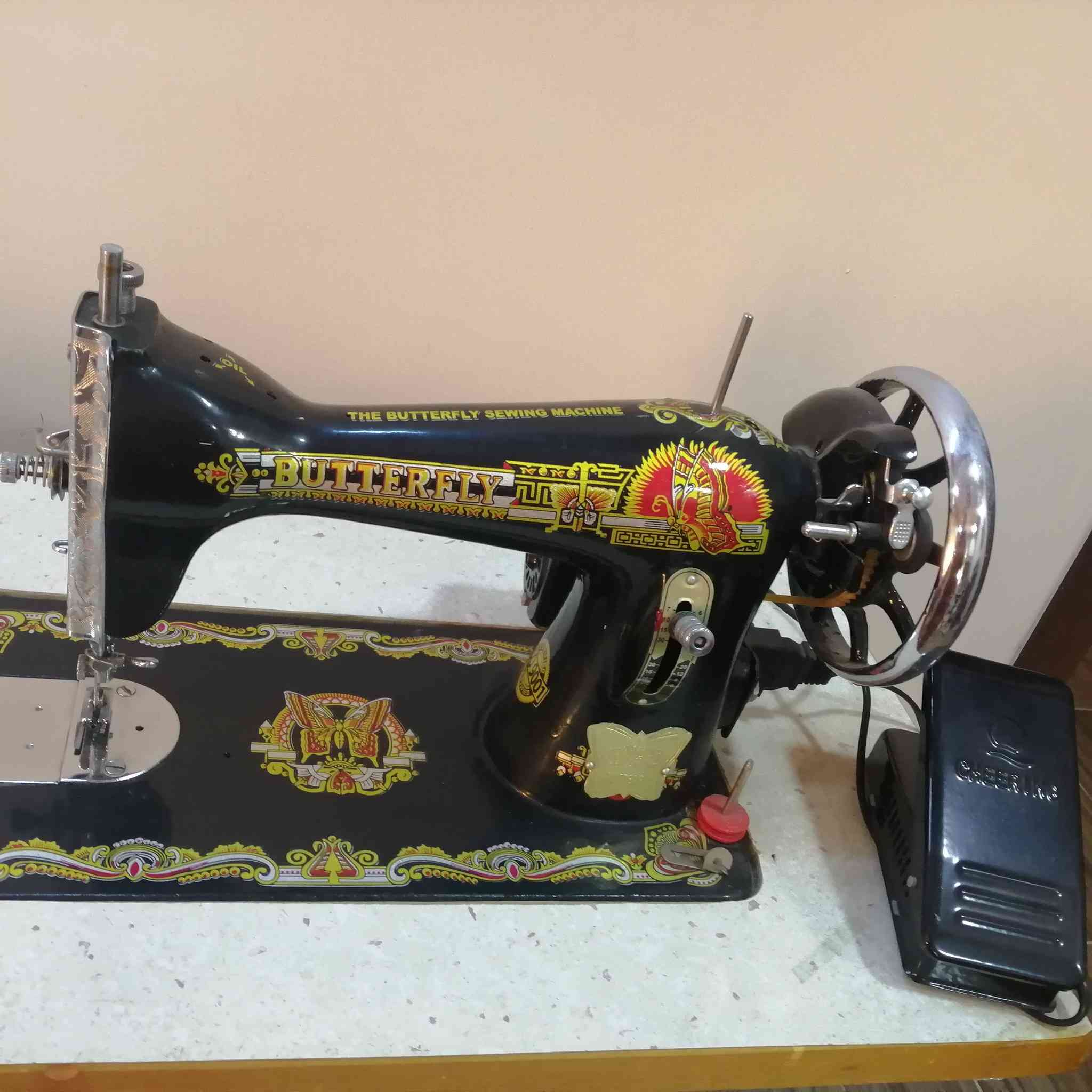 مكينه خياطه مع ميز نظيف للبيع اتصل على هذا الرقم ***********
