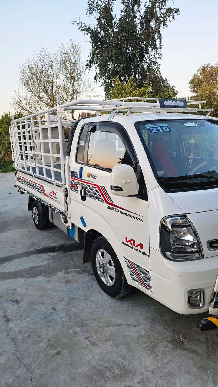 سلام عليكم كيا بنكو للبيع السياره كفاله عامه ماشيه 142الف ع وضع الشركه من مكينه كير حداديه خير من الله للستفسار اتصل ***********
