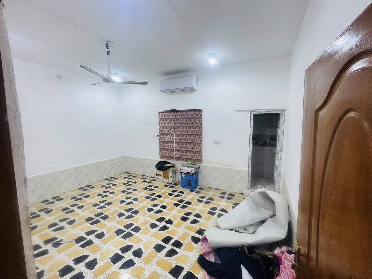 بسم الله الرحمن الرحيم 
مشتملات مشترك مجموع المساحه 250 م طابو صرف في حي الامير خلف البانزيخانه شارع الدكتور عزيز الزبيدي 

يحتوي المشتمل الاول على استقبال + صاله ومطبخ مشترك + غرفه نوم مع صحيات 

يحتوي المشتمل الثاني على مطبخ صغير + صاله مع غرف نوم عدد 2 مع صحيات 

الاتصال والاستفسار
***********
***********
#مكتب_انوارالمنتظر_للعقار
الزبيديه شارع الكراج عماره سيد هاشم تركي
