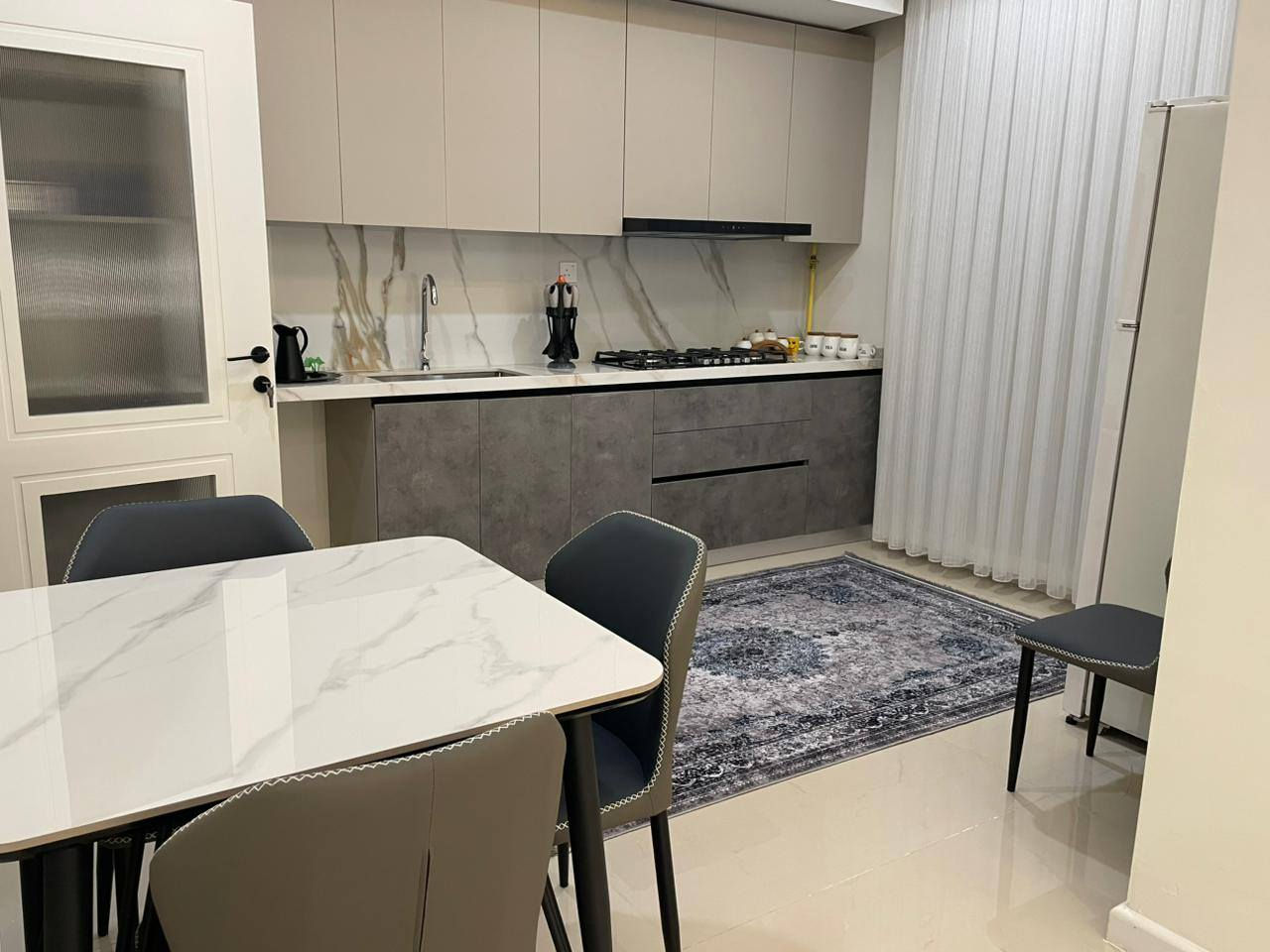 🏡# شقة مؤثثة للإيجار – مجمع مارينا السكني
✨ شقة فخمة مؤثثة بالكامل (استلام جديد)
📐 المساحة: 145 م²
🔹 التفاصيل:
• غرفتين نوم
• صالة مريحة وواسعة
• مطبخ متكامل
• 3 مجموعات صحية
💰 الإيجار: 1750
✅ جاهزة للسكن فوراً
✅ أثاث حديث 
📲 للتواصل:
خاص أو واتساب
📞 ***********
