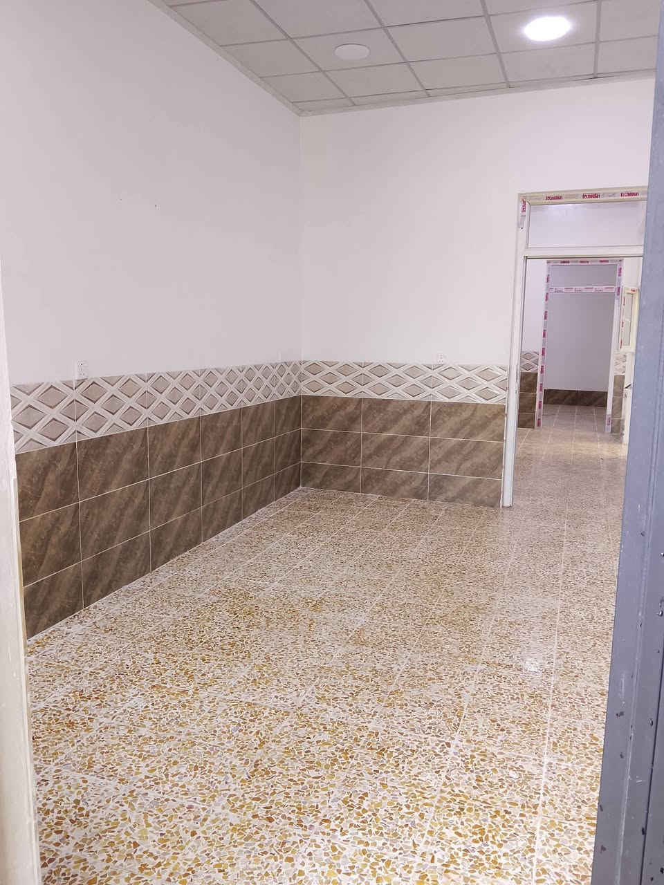 دار طابق ارضي للايجار
في حي الوحده 
مساحه 100 متر 
بناء حديث فول 
تكون من غرفه نوم وهول واستقبال وصحيات ومطبخ
زيرو 
الايجار 300 
الطابق الثاني شقة موجرة 
موقع مميز قرب الشارع العام 
للاتصال والاستفسار 
***********
***********
