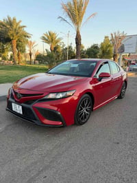 كامري 2022 SE سعر ١٧٩ وبيها مجال   ماشيه 15 الف مواصفات  كشن كهرباء. ك...