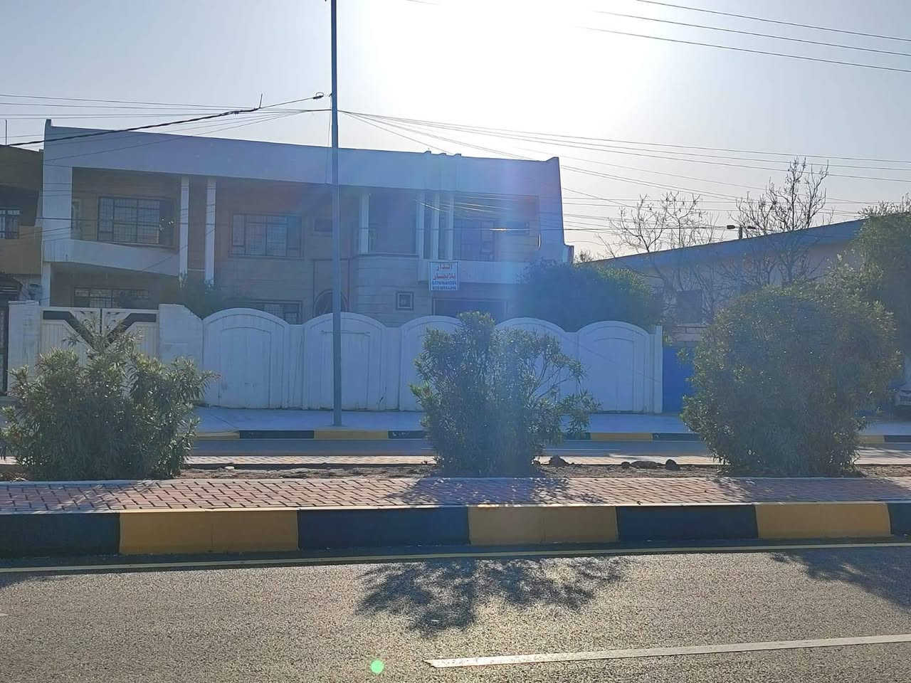 دار للأيجار (تجاري) حصرا
في حي المالية مجاور متوسطة بغداد الدار يقع على شارعين شارع عام رئيسي وشارع خلفي 
مساحة الدار 600متر  
للأستفسار الاتصال على الرقم ***********
