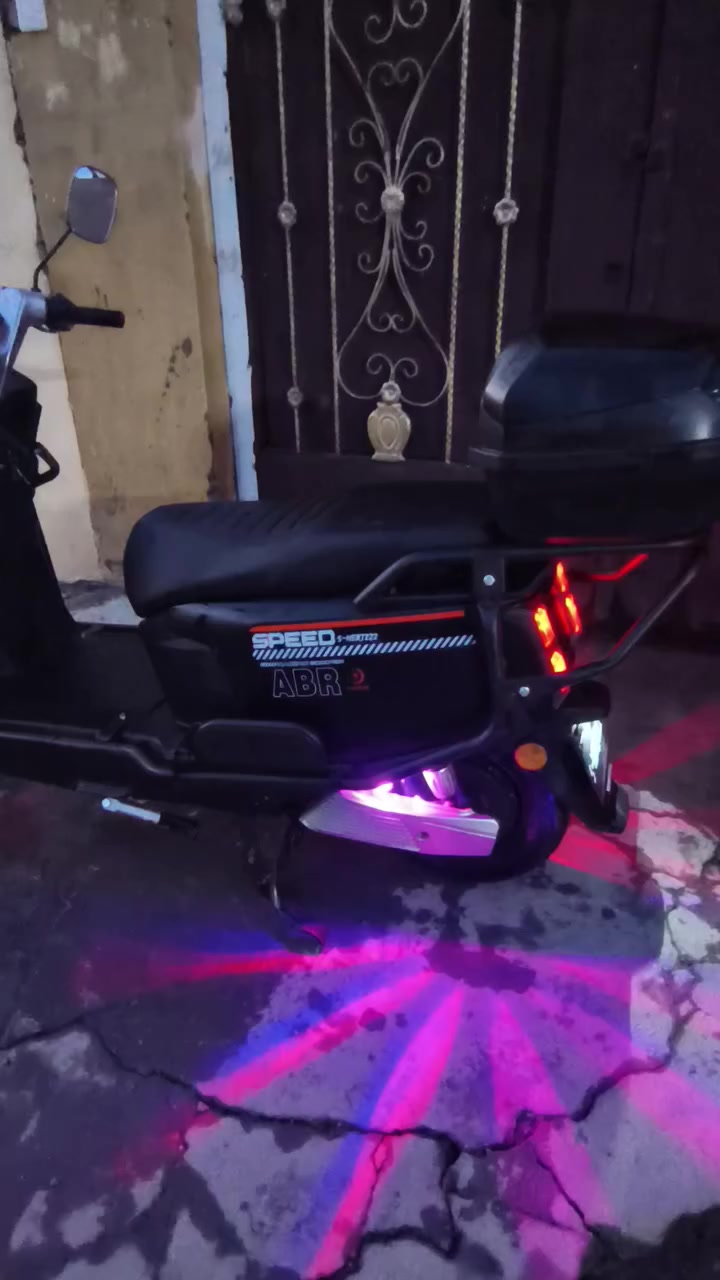 دراجةABR جديدة بمعنى الكلمة اللون اسود وبرتقالي
صار شهرين من ماخذها وما طالع بيها غير شي قليل 
مواصفاتها
ملف 3000 كبير 
انارة لدات جميع الالوان
لايت عالي ناصي زينون
درع 360 درجة كامل 
صندوق كبير 
دوسات اضافية 
سرعه 122 
مانع انزلاق 
مانع سرقة 
تشغيل ع بعد 
قفل ع بعد 
كارت تشغيل ع طريق الشاشة مسح 
دراجة كلش جديدة وبالعافية ع الي اخذها 
عنوان زعفرانية 
السعر مليون و100 الف بيها مجال جدا بسيط حك الجية 
الشراي يتصل *********** وبي واتس اب

