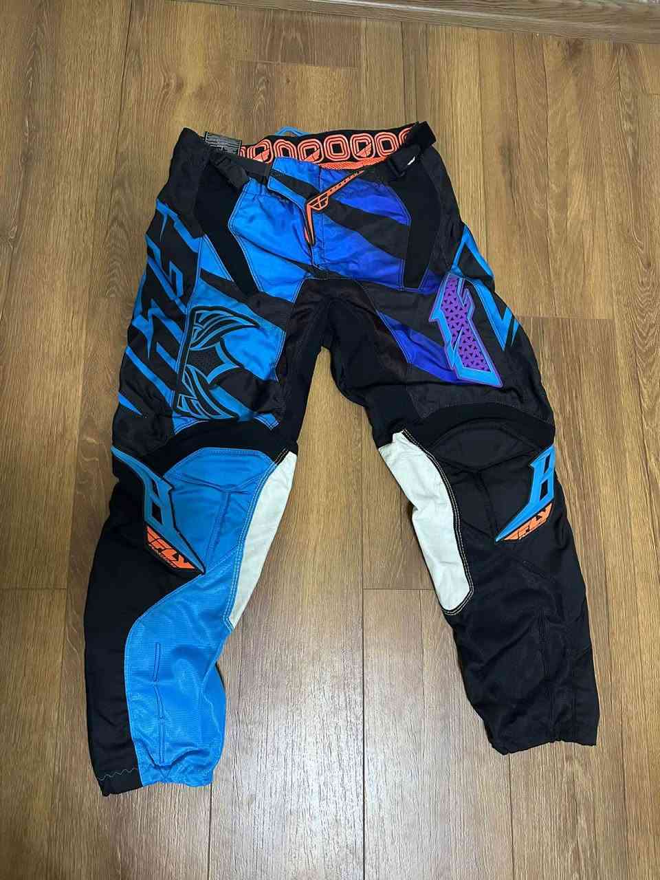 للبيع
سيت ملابس من fly racing براند امريكي

البدي قياس M 
السعر 100$

...........
الخوذة قياس 
ABS Plastic
57-58 cm
السعر 150$
...........

البنطرون 
قياس 30
السعر 220$
المكان اربيل أربيل, العراق


**إذا كنت صاحب هذا الإعلان وتريد حذفه لأي سبب، رجاءا أرسل رسالة إلى الدعم الفني**