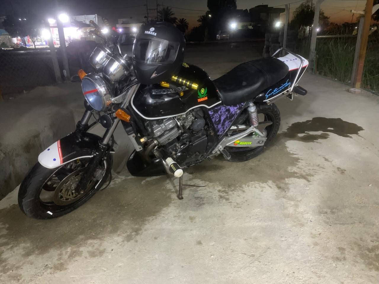السلام عليكم. CB400
جيل اول (١٦)ولف. دراجه مصبوغه. مكينه وگير خير من الله. ناعمه تخبل كابريتر عليهن ادامه. والدراجه عليها ادامه كامله دسكات بلكات اشاير جدد. دشبول گصه. سيم سرعه لايت زينون. حساس ستاند شغال حساس مروحه حساس دهن. حساس التبويش.  حساس بريك. 

زنجيل بكرات تايرات جدد. معدله بكرات سرعه ١٨٠.وقابل للزياده. 

دراجه مال جناي متعوب عليها ربع متخسر عليها. اوراق كامله گمرگ مدفوع. السعر خاص سعرها كلش حلو  مكان بابل القاسم. ***********‪
