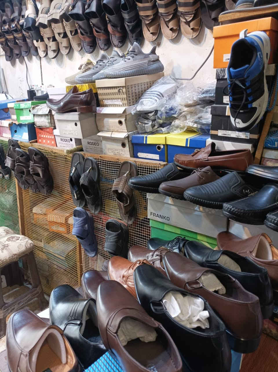 محل للبيع سرقفليه تدفع ايجار لصاحب الملك ليس بيع نهائي محافظة الديوانية قضاء الشامية شارع الامام علي 
يباع مع الغراض الموجودة في المحل للاستفسار الاتصال على صاحبه مباشر
***********
