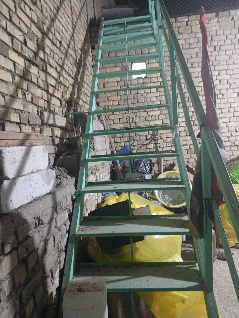 ال سلام عليكم درج ببيع حديد ثقيل شرط جنل طول 5امتار ونص وعرض90 سعره 350المكان مغربه لرقم ***********
