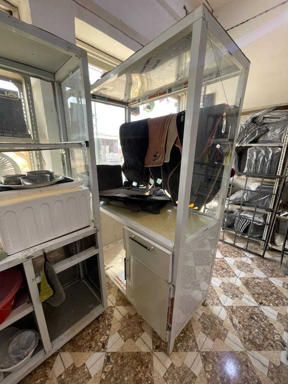 معرض كافتريا عدد 2 للبيع
سعر 150 الف 
***********
