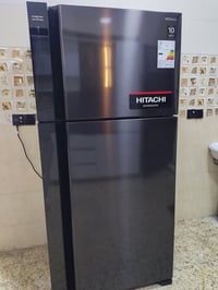 للبيع ثلاجه هيتاشي اكبر حجم بعدها بالجيس استعمال شهر السعر 850 الف 077...