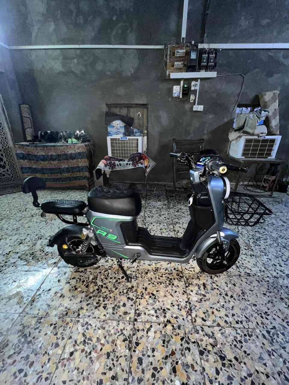 سلام عليكم
R9 للبيع 
السعر 500 وبي مجال مستعجل على بيعتها 
الدراجة نضيفه قبل شهر اخذتها برغي نقص ما بيها بعدها بلاد كلشي ما ناقصها 
كلشي شغال بيها بصمة ، سويج، اشاير .... 
مابيها نقص كلش 
الدراجه ما ماشية هواي وكلش حلوه 
4 نمر واقصى سرعة 109 حقيقي 70
بطارياتها زينه وحلوه والدراجة جديدة بعدهي حتى ما ماشية هواي كلش نظيفة وخدش ما مخدوشة 
الدراجة ما شاءالله عليها تخبل ومابيها اي شي ناقص كاملة مكمله على اخر حبه بطارياتها 32 مو 16 ملفها 1200
مكاني ابو الخصيب بهادرية 
وبالعافية على الي ياخذها 
*********** اتصال 
واتساب
