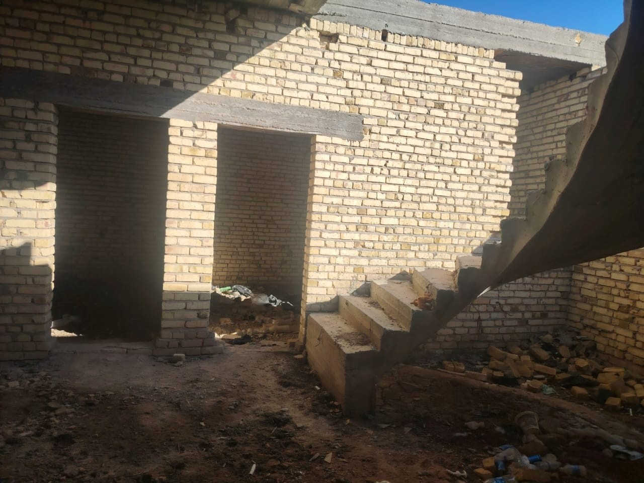 هيكل للبيع في شراكيه الثالثة مقابل مجمع بوابة المثنى بل الأرقام ٧٠ 
ملاحظة أو مراوس بيت بل زراعي النفط 
تفاصيل غرفتين نوم وصاله ومطبخ وبراني وصحيات داخليه خارجيه بناء جديد 2026
للاستفسار أكثر مراجعه مكتب المعالي للعقار حي العسكري أو الاتصال على الرقم ***********
