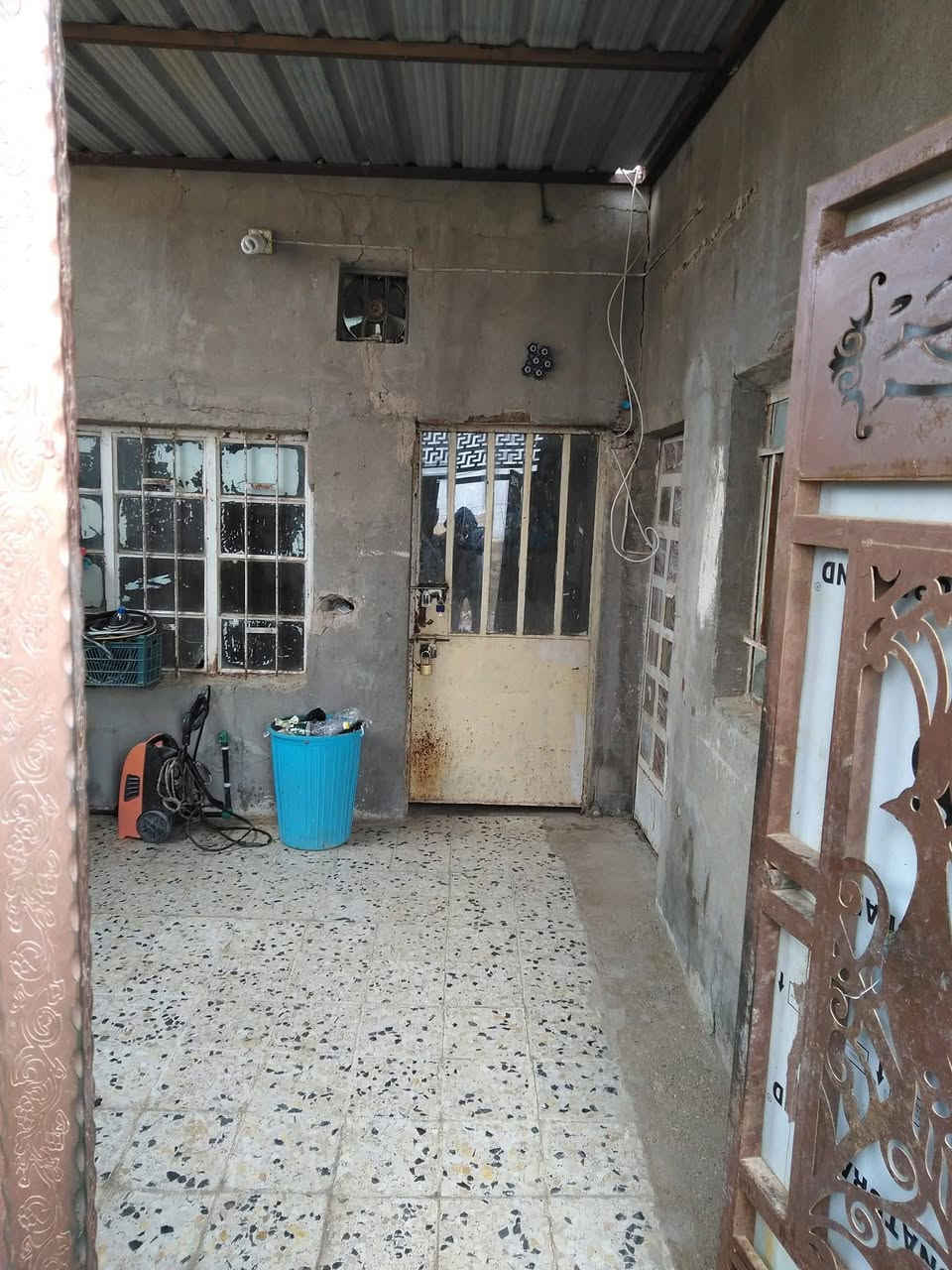 السلام عليكم بيت للبيع ميه متر مربع سبع قصور شارع المشروع بعد عن المستوصف اربع فروع السعر ٢٥ رقمي ***********
