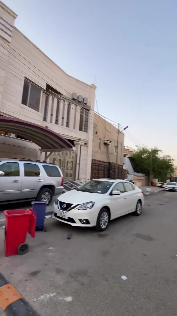 سلام عليكم بيت بناء. حديث 
في شارع المقولين 
علا شارع ٢٥ متر 
الشركات رسميه يحتوي 
علا طارمه ديوان واسع 
مطبخ وصحيات 
طابق ثاني 
٤ غرف منام ماستر 
طابق ثالث غرف ٢ 
الشراكات رسميه فاقط 
اليجار ١٠ ورقات 
الستفسار ***********
