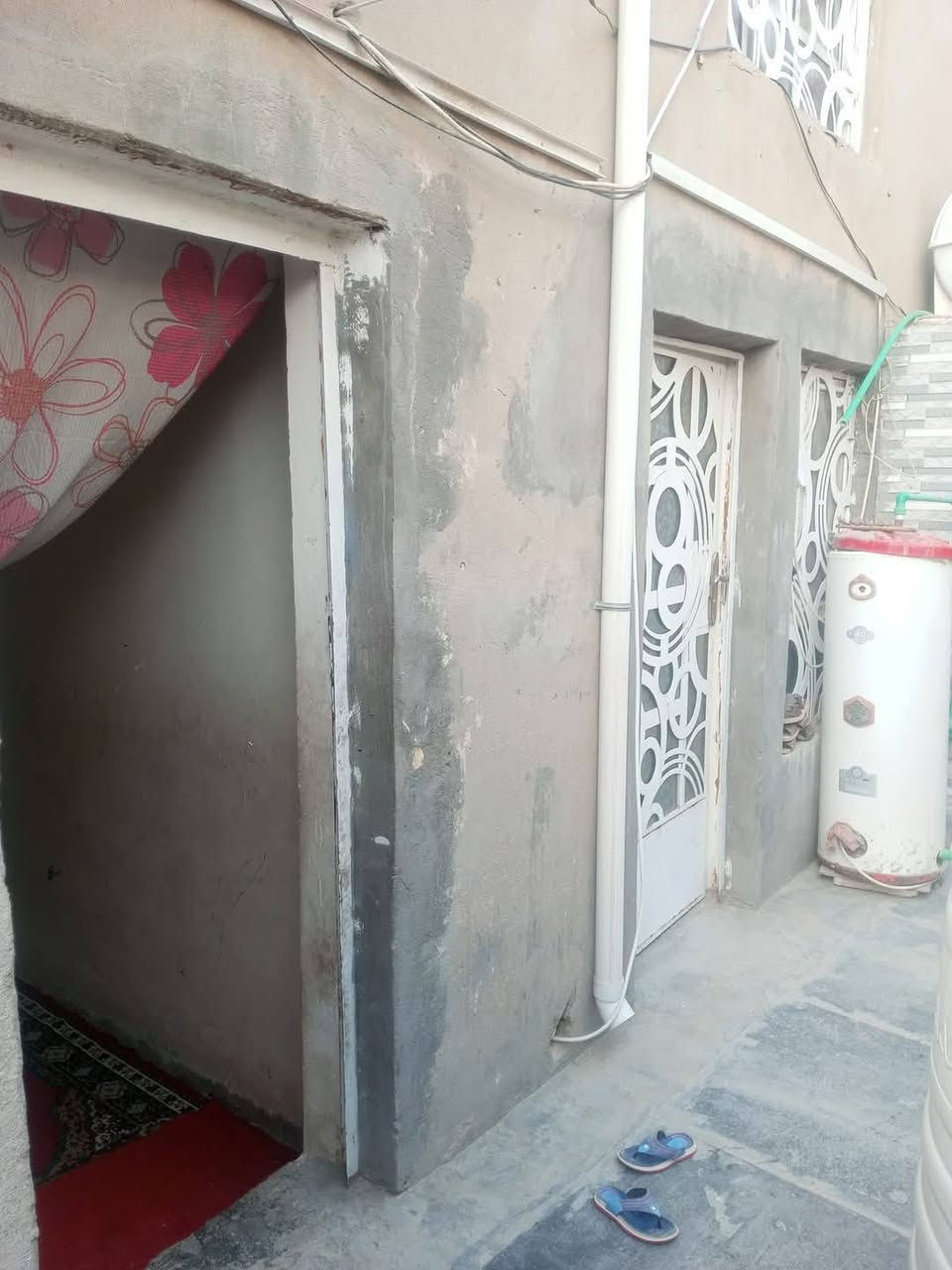 السلام عليكم اعيد نشر بسبب الوعود كاذبه بيت بحي رمضان يم الاطفاء قريب كلش على شارع العام مساحه لبيت 100 متر طابقين 10×10 يحتوي على براني جوة ومطبخ وصحيات خارجيه وطابق الثاني غرفتين.. سعر 95 قفل اتصل ***********.... ***********
