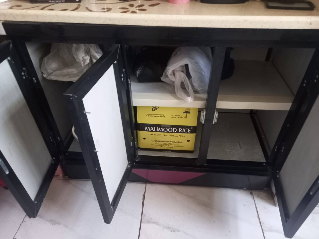 كاونتر قطعتين سعر 250
السنك 70 وبي مجال 

بوفيه صاج انجاره جبيره سعر 125
 وبيهه مجال
كعده خمس قطع بعد قطعه جبيره سعر 80  من غير التلبيسه
كنتور صاج انجاره 125 وبيه مجال
مرمره قياس مترتين 150
***********
التواصل مع اصحاب الغراض دزولهم رسالة كولو من. طرف فاطم
