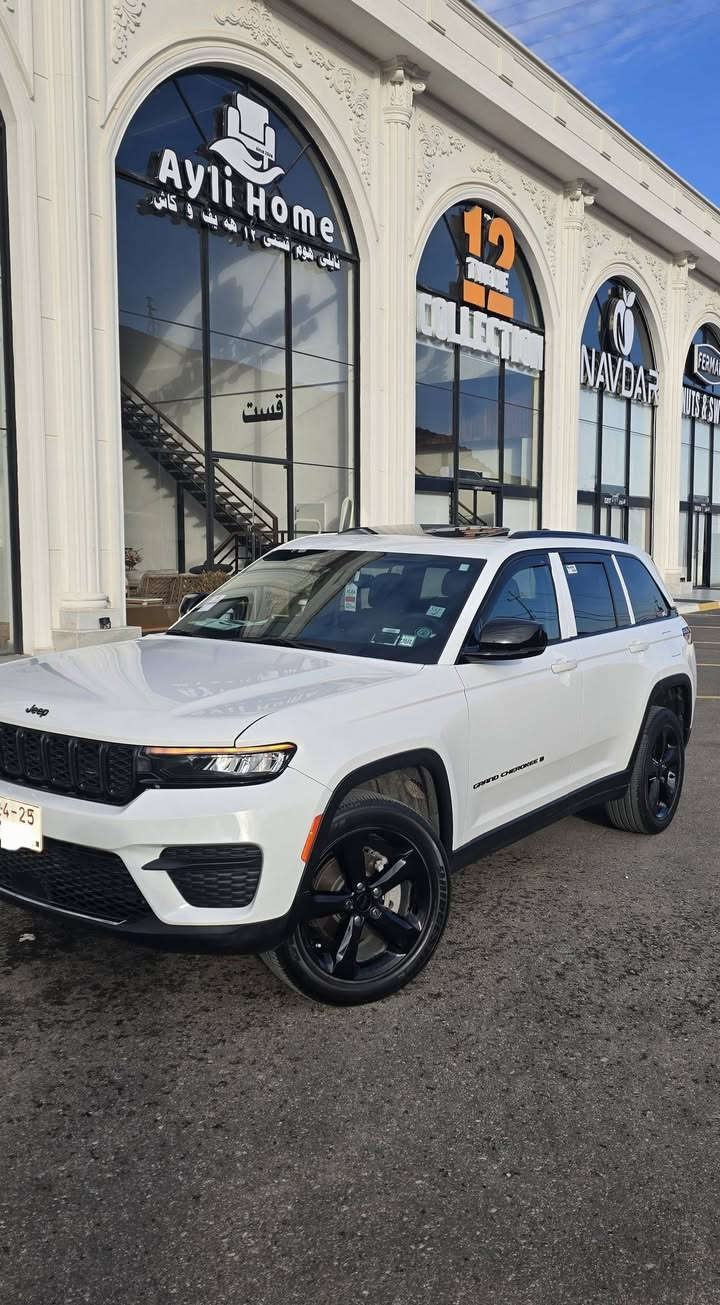 جيب كراند شيروكي 2023 بلاك توب BLACK TOP
6 سلندر  4×4 دفع رباعي 
ماشية 12 فقط
بيها مكانين كرت فقط..

فتحة سقف ( سلايت )
رادار امامي( تثبيت مسار مع مانع تصادم )
رادار جانبي( نقطة عمياء )
حساسات خلفية مع مانع تصادم 
كشنات كنتارا وجلد 
شاشة أبل كار بلي واندرويد اوتو 
كشنات وستيرن تدفئة 
شاحنة موبايل وايرليس 
تشغيل عن بعد 
شفتات 
هاند بريك كهربائي 
وضعيات قيادة 
اوتو ستارت ستوب ( انطفاء ذاتي )
صندوق كهربائي 
ويل قياس 20 بلاك 

كاتي بدون رقم تترقم شمالي  ( اربيل دهوك سليمانية )

السعر : 285 وبيها مجال 
المكان : دهوك
***********
***********
اتصال أو واتساب
