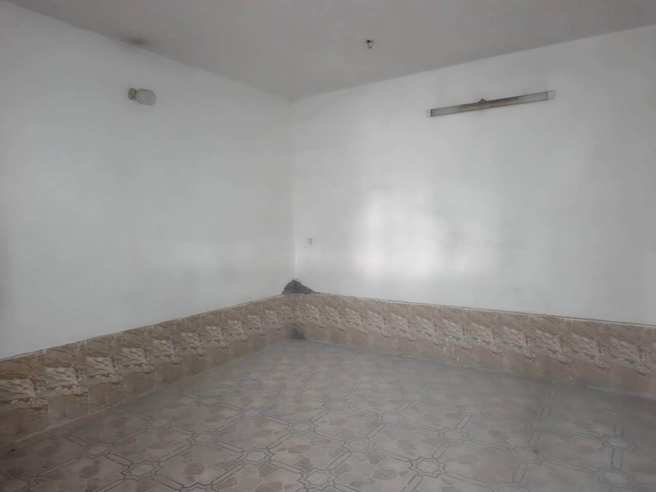 سلام عليكم بيت للبيع شارع المطار القديم قرب مجمع الأميرات مساحه 150 متر غرفتين وصاله ومطبخ من ضمن الصاله وستقبال حمام وتواليت داخلي وتواليت خارجي البيت يبعد عن الشارع 25 متر ‏‪***********‬‏
