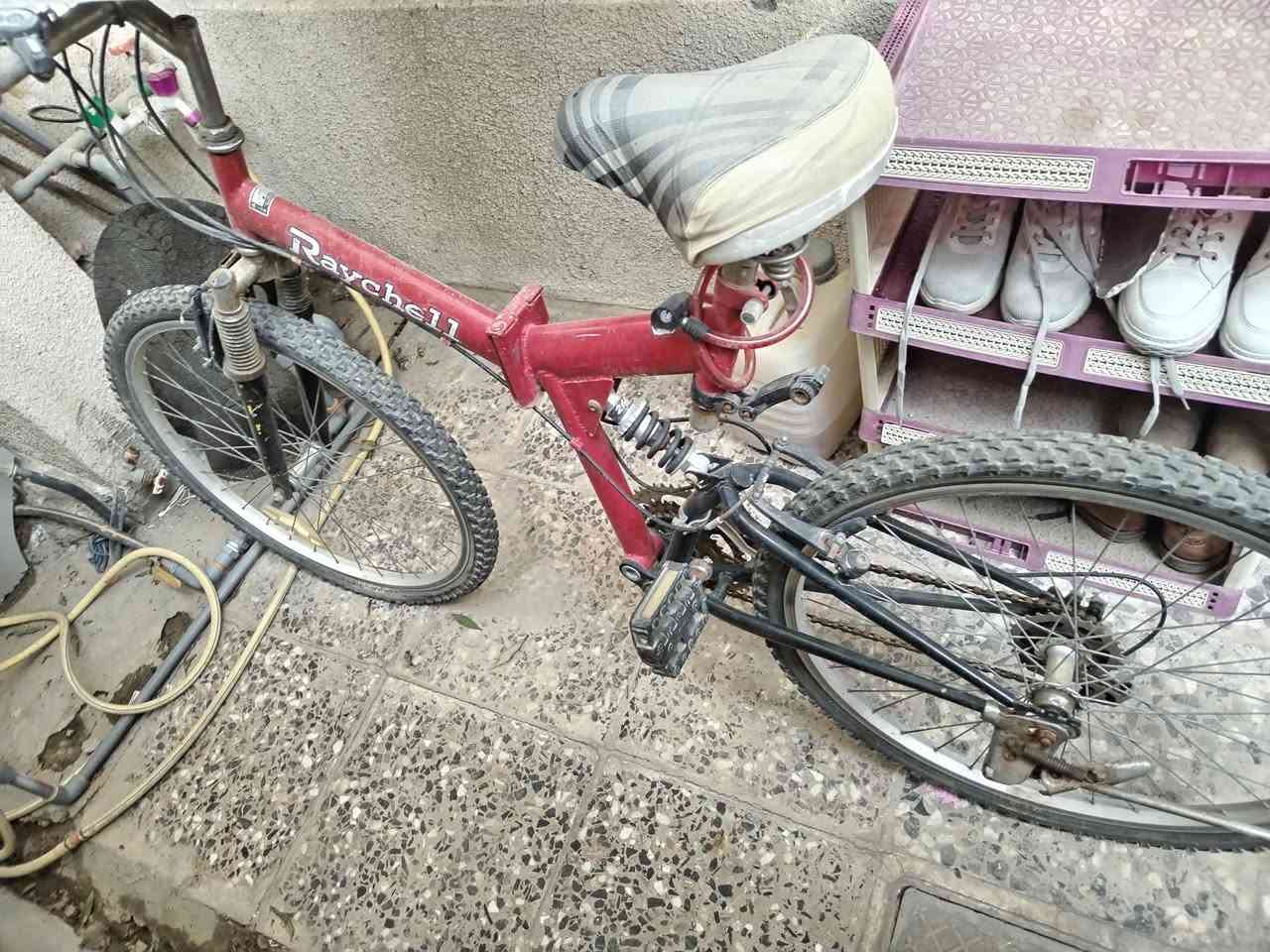 السلام عليكم بايسكل جبلي للبيع اشتريتة جديد استعملتة شهر وتركتة كلشي ما بيه دبلاتة تشتغل اخو الجديد السعر 60 وبيه مجال مكاني السيدية شارع اربعين للتواصل *********** واتساب
