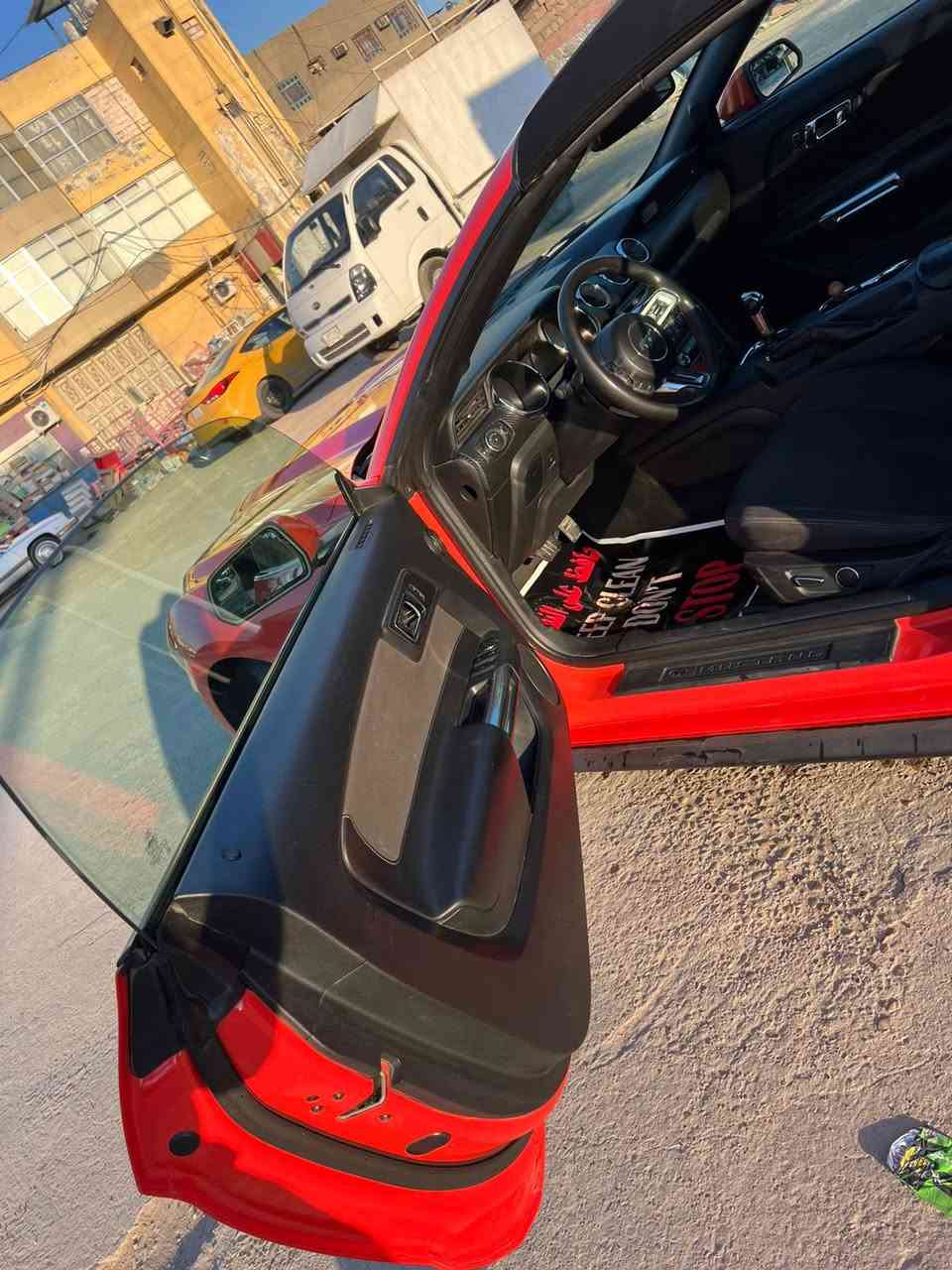 للبيع 2016
6سلندر 
ضربته فقط صندوك 
سياره مابيه اي نقص 
لون برتقالي 
***********
