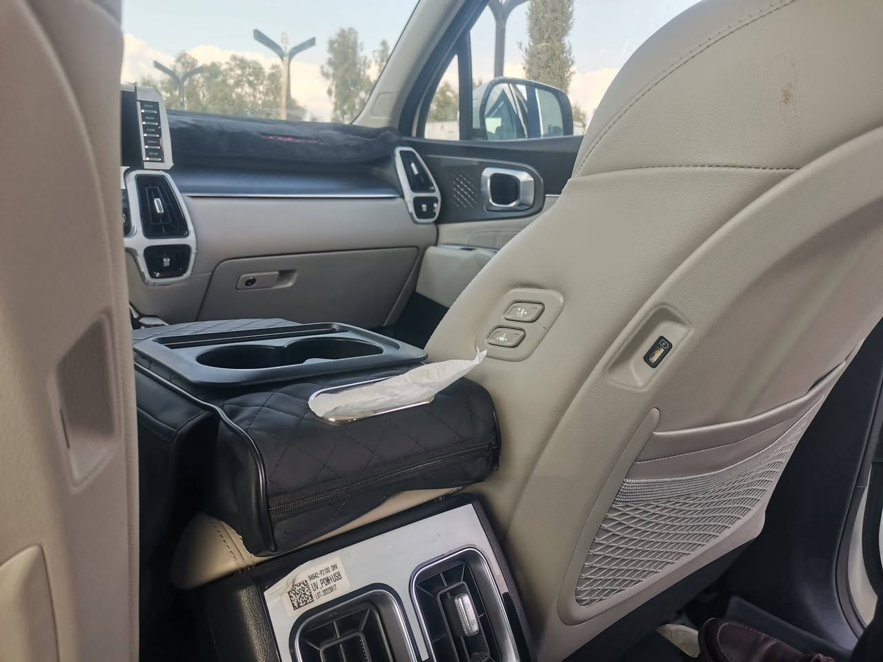 سورنتو موديل ٢٣ سته سلندر ماشية ٣٦ الف ما بيها اي ملاحظة فول مواصفات عدا البانورما اربع كامرات كشنات جلد حار بارد وبقية المواصفات معروفة رقم اربيل ابأسمي السعر ( 295) مكانها موصل.
***********
