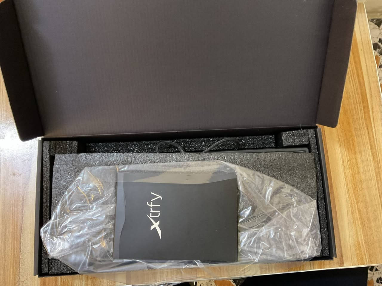 سلام عليكم 
. كيبورد Xtrfy K4 RGB TKL
الحاله مستخدم نظيف جداً استعمال قليل 
النوع: ميكانيكال بالكامل (Mechanical Gaming Keyboard 
تصميم TKL مدمج يوفر مساحة كبيرة لحركة الماوس.
​سويتشات Kailh Red سريعة جداً وهادئة.
​إضاءة RGB خرافية قابلة للتخصيص مباشرة من الكيبورد.
​بناء قوي جداً يتحمل أقوى ساعات اللعب.
للأستفسار اكثر خاص سعره ٨٥ جيك سعره بالمتاجر وشوف 
مكاني الشعب حي التجار 
رقمي ***********
