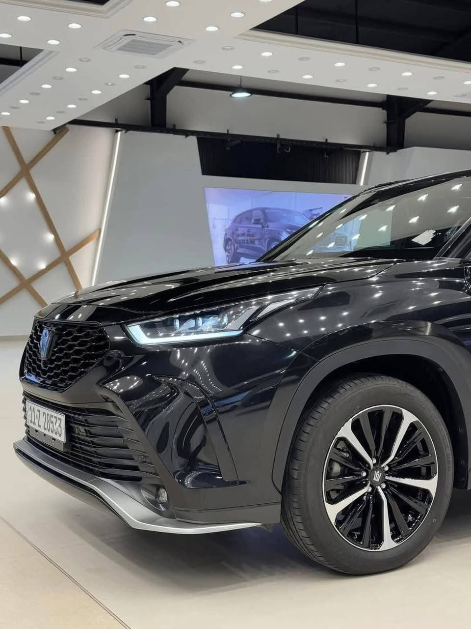 كراون 2023 | هايبرد | 7 راكب | رقم بغداد باسمي 
____________ 
المواصفات :
🔴 محرك 2.5 هايبرد اقتصادي
🔴 التفويلة تمشيك 900 كيلو واكثر
 🔴 كشنات جلد + كهرباء + تدفئة 
🔴 كامرات 360 - رادار- تحديد مسار - سياقة ذاتية 
🔴 بانوراما + حساسات امامية وخلفية 
🔴 دفع رباعي 
🔴 عداد ديجتال + 4 مودات قيادة  
🔴 ماشية 14 الف فقط
🔴 صندوق كهرباء 
________________
السيارة على ايد وحدة رقم بغداد باسمي تحويل ثاني يوم والسيارة نظيفة جداً ومكفولة من اي صبغ تكحيل ضربه تبديل + كير محرك كله مكفول تبديل دهن بس يم الشركة يعني مداريها والحمدلله
سعرها 440ورقه وبيها مجال بسيط 
 { *********** }
