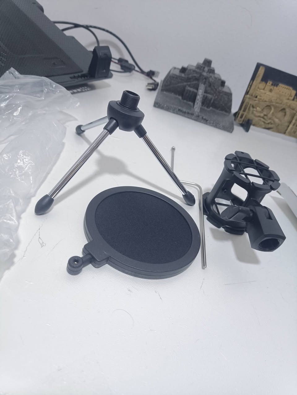 السلام عليكم 
للبيع: ستاند مايكروفون مكتبي مع فلتر صوت (Pop Filter) 🎙️
المميزات:
• ستاند ثلاثي القوائم (Tripod) قوي وثابت.
• مانع اهتزاز (Shock Mount) لحماية المايك وعزل التشويش.
• فلتر حماية (Pop Filter) لتنقية الصوت ومنع الهواء وضوضاء الحروف.
• تصميم ممتاز ومناسب للبث المباشر، الفيديوهات، أو تسجيل الصوت.
ومتوفر التوصيل لكل العراق 
السعر 7الف


**إذا كنت صاحب هذا الإعلان وتريد حذفه لأي سبب، رجاءا أرسل رسالة إلى الدعم الفني**