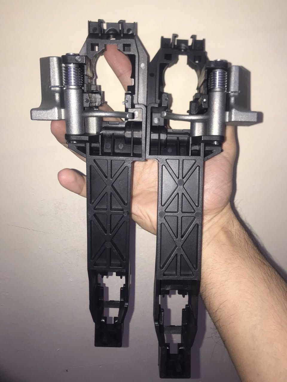 ادوات نيفارا  اخوان كله جديد درجة نوعية ممتازة وكيل 
شريط ستيرن 
كيلون باب
يدة بدي
عظم باب تحكم جام 
متوفر توصيل


**إذا كنت صاحب هذا الإعلان وتريد حذفه لأي سبب، رجاءا أرسل رسالة إلى الدعم الفني**