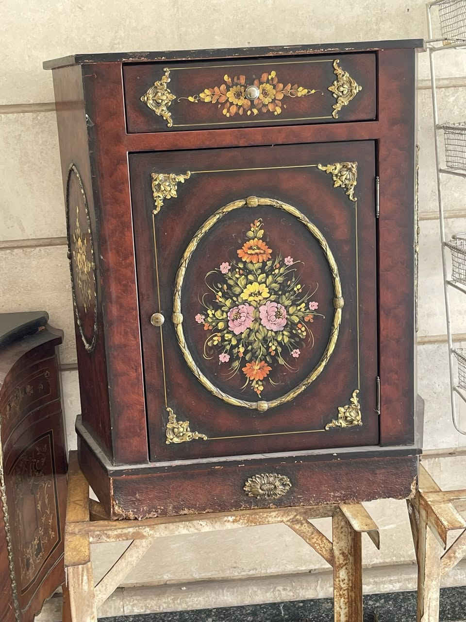 غراض للبيع  فاترينة ٢٥٠ ألف والثانية ٢٠٠ صوبة زيتيه ٢٥ ألف البطهسعر الزوج ٧٥ ألف للاتصال على الرقم ***********

