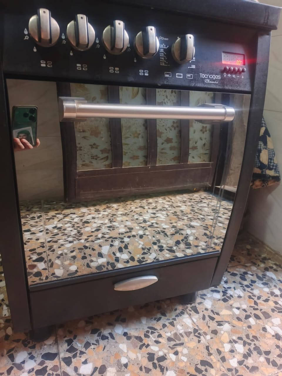 طباخ للبيع سعره 125 نظيف مابيه شي  مكاني جسر اديالى ***********
