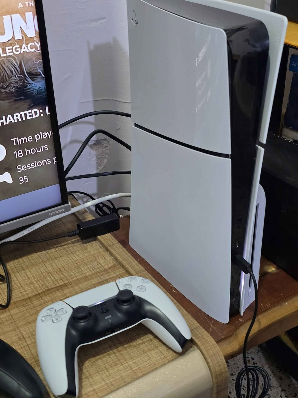 جهاز بلايستيشن 5 سلم اخو الجديد كسر كارتون استعمال جداً قليل للبيع
كارتون وملحقات اصلية كاملة وجويستك بلادي اصلي 
السعر 610 وبي مجال بسيط
*********** / يوجد توصيل لكل العراق شرط دفع مبلغ مقدمة بسيطة لضمان التوصيل الحال, واسط
