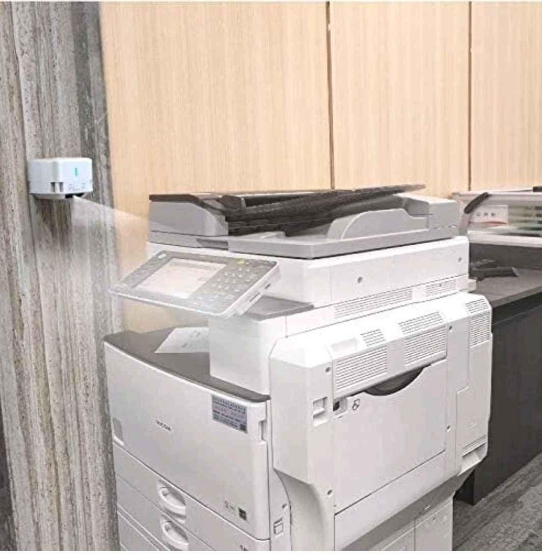 الجهاز هو موزع معقم ذكي بدون تلامس من شركة نومو (Nomu). 
التقنية: يعمل بتقنية الأشعة تحت الحمراء للكشف عن اليدين تلقائياً. 
التصميم: يأتي بتصميم مربع بلون أبيض، ويمكن تعليقه على الحائط أو وضعه على حامل. 
الاستخدام: يوفر تعقيماً سريعاً بدون الحاجة إلى لمس الجهاز، مما يساعد في تقليل انتقال العدوى. 
المميزات: يعمل ببطارية، ومزود بمستشعرات ذكية لتوزيع المعقم بدقة. 
جديد غير مستخدم مشغله فحص فقط بي توزيع كلش حلو تخلي بي معقم ويعمل ببطاريه قلم العادي 
يشتغل استشعار عن قرب نسبة الرش توصل 25 سنتمتر 
توصيل موجود الجميع المحافظات قطعه وحده فقط متوفره 

***********- البصرة, العراق
