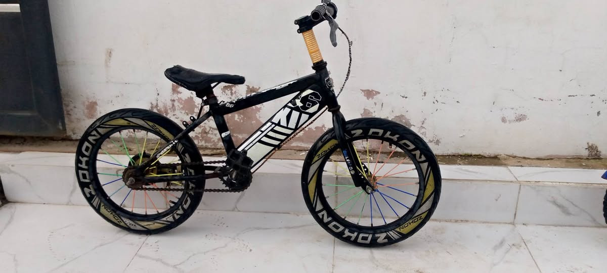 سلام عليكم بايسكلات  للبيع السود ٢٠ ول ازرك ١٥  ***********
